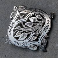sølvfarvet antik gammel broche sirligt mønster CLP